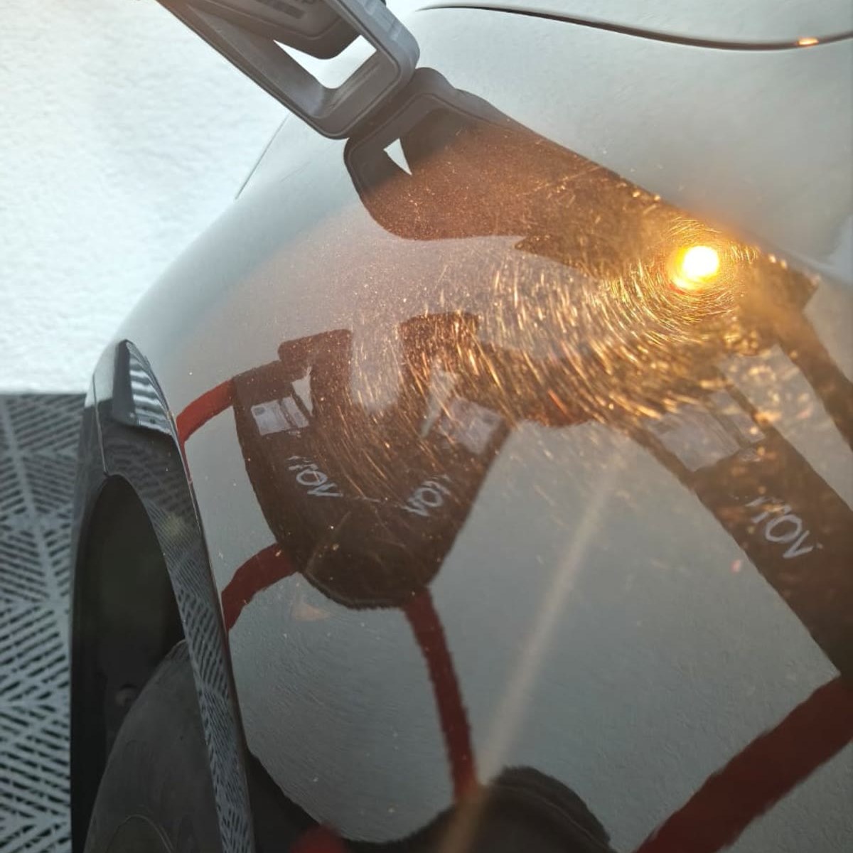 Pred — swirl marks a škrabance pod inšpekčným svetlom