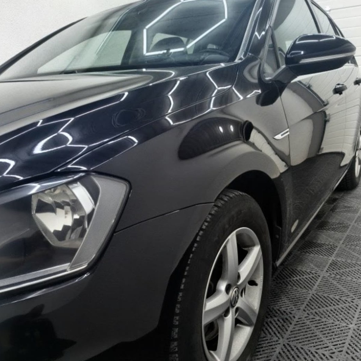 Čierny Volkswagen po profesionálnom detailingu